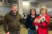 Doris und Harald Bitschnau mit Montafoner Steinschafen und Annette Krause (r.)
