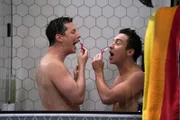 Jack (Sean Hayes, l.); Estefan (Brian Jordan Alvarez, r.)