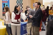 Sarika Sarkar (Aparna Brielle, l.); Jack Griffin (Glenn Howerton, r.)