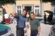Jan (Christian Oliver, li.) und Semir (Erdogan Atalay) sind sich sicher: Brenners Todesschütze muss ein Polizist sein und ist womöglich noch in der Nähe des Tatorts.