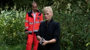 Holger Krawitz (Matthias Koeberlin, l.) schleicht sich von hinten an Helen Dorn (Anna Loos, r.) heran und bedroht sie mit einer Waffe, nachdem sie den GPS-Daten gefolgt ist und am Poolhaus ankommt.