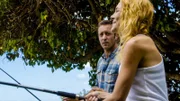 Was ist zwischen Steve (Alex O'Loughlin, l.) und Ellie Clayton (Mirrah Foulkes, r.)?