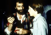 Mr. Edwards (Victor French, l.) schenkt seinem Sohn John (Radames Pera, r.) ein Jagdgewehr zum Geburtstag.