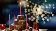 Von herrlich rosafarbenen Cocktails bis hin zu Krapfen steht die Weihnachtszeit vor der Tür und Nigella bringt Freude, Wärme und einen kleinen Küchentourismus mit Essen, das selbst die dunkelsten Tage aufhellt.