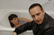 Als Semir (Erdogan Atalay) und Chris in dem Motel eintreffen, ist das Drogengeld fort und Karla (Jana Thies) tot!