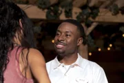 MacGyvers Mitbewohner Wilt Bozer (Justin Hires, r.) macht seiner neuen Kollegin, Hackerin Riley Davis (Tristin Mays, l.) schöne Augen.