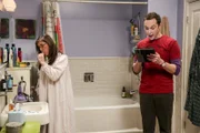 Amy (Mayim Bialik, l.) ist von Sheldons (Jim Parsons, r.) neuer Lieblingsbeschäftigung mehr als genervt ...