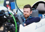 SRF bi de Lüt Wunderland Staffel 3, Episode 2 Nik Hartmann im Segelflieger auf Flugfeld Schaffhausen, mitten im Klettgau
