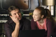 Richard Castle (Nathan Fillion, l.) muss wohl doch endlich lernen, dass er seiner Tochter Alexis (Molly C. Quinn, r.) nichts vormachen kann.