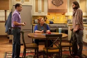 L-R: Alan (Jon Cryer), Berta (Conchata Ferrell) und  Walden Schmidt (Ashton Kutcher)
