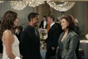 Emily (Kelly Bishop, r.) hat einen Ball für die Enkelkinder ihrer Freunde organisiert - in Lorelais (Lauren Graham, l.) Hotel. Kann der Mitarbeiter Michel (Yanic Truesdale, M.) die Wogen glätten?