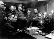 Soldaten erhalten zu Weihnachten Pakete.