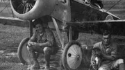 Zwei Soldaten und ein Hund