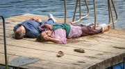 Der emotionale Zwischenstopp endet für Agnetha Pfeiffer (Alwara Höfels, l.) und ihre Ziehmutter Bianca (Adriana Altaras) in einem unfreiwilligen gemeinsamen Bad im See.