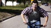 Ein Radfahrer rast ohne Rücksicht auf Verluste eine Straße entlang. Kurz darauf wird er von einer Explosion in Stücke gerissen. Welches Geheimnis verbirgt der junge Radfahrer Robert Hall?