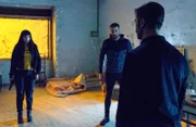 Elia Capaccio bedroht Enzos Freundin Maria (v.li: Gina Amarante, Livio Cori, Andrea Di Maria).