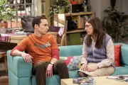 Als Sheldon (Jim Parsons, l.) und Amy (Mayim Bialik, r.) erfahren, dass Raj sein altes Zimmer übernimmt, fühlt sich Sheldon hintergangen. Als sich dann auch noch Beverly einschaltet, kommen plötzlich die wahren Gefühle aller Beteiligten ans Licht und es kommt zum Nerd-Konflikt ...