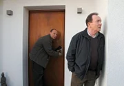Kain (Bernd Michael Lade, links) und Ehrlicher (Peter Sodann, rechts) öffnen ohne richterlichen Beschluss das Haus von Hans Meier. Sie vermuten Gefahr in Verzug.