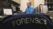 Die Forensiker beginnen mit ihren Ermittlungen.