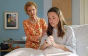 Die autistische Luna Mohrbach (Emma Brüggler, rechts) liegt nach einem Sturz vom Pferd in der Sachsenklinik. Ingrid Rischke (Jutta Kammann), die Luna im Rahmen der Gernot-Simoni-Stiftung betreut, möchte, dass Luna das Reiten erst einmal lässt. Luna reagiert darauf ungehalten.