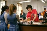 Nach dem Streit über Cassidys (Galadriel Stineman, im Hintergrund l.) Verhältnis zu ihrem Exfreund Cliff, stehen sie und Axl (Charlie McDermott, vorne r.) vor dem Aus ihrer Beziehung. Währenddessen bemüht sich Mike sehr darum, aus Sue einen echten Tennisprofi zu machen ...