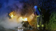 Die Feuerwehr in Halle an der Saale muss einen brennenden Müllcontainer löschen