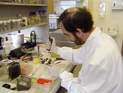1986 überführt der Molekularbiologe Dr. Alec Jeffreys den Mörder eines 15-jährigen Mädchens erstmals anhand der DNA.