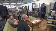 Bräutigam Peter (re.) ist auf der Suche nach einem perfekten Anzug. Zusammen mit Harald und Flo geht es bei einem Herrenausstatter darum einen Anzug in der Farbe Aubergine zu finden.