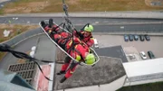 Die Höhenretter der Frankfurter Feuerwehr retten Menschen aus extremen Höhen.