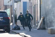L-R: Missy Peregrym als Special Agent Maggie Bell und Katherine Renee Kane als Special Agent Tiffany Wallace