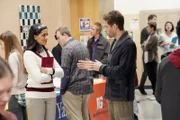 Sarika (Aparna Brielle, l.); Jack (Glenn Howerton, r.)