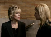 (l-r) Judith Light als Donnelly, Diane Neal als Asst. D.A. Casey Novak -- NBC Universal Photo: Will Hart