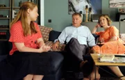 Lisa (Ella Zirzow, li.) will dem Glück ihres Vaters Roland Heilmann (Thomas Rühmann, mi.) wirklich nicht im Weg stehen, doch mit Katja Brückners (Julia Jäger, re.) ist es alles andere als einfach. Unterschiedlicher als die beiden Mädchen kann man fast nicht sein.