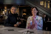 L-R: Carra Patterson als Kaya Blanke und Carrie Preston als Elsbeth Tascioni