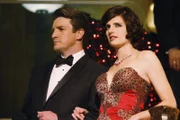 Treten undercover als Paar bei einem Wohltätigkeitsball auf: Richard Castle (Nathan Fillion, l.) und Kate Beckett (Stana Katic, r.)
