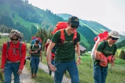 Das SAC-Expeditionsteam der Männer beim Aufstieg zum Toureneingang für die Gastlosen-Besteigung