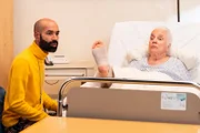 Naveen (Markus Subramaniam) besucht Theresa (Ursula Erber), die in Baierkofen beim Einkaufen umgeknickt ist, im Krankenhaus.