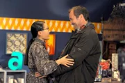 Lien (Nui Nguyen) freut sich, dass ihr Vater (Philipp Rafferty) es doch noch zu Weihnachten nach Lansing geschafft hat.