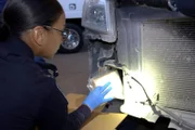 CBP-Beamter Speights holt Pakete mit mutmaßlichen Betäubungsmitteln aus dem Fahrzeug eines Verdächtigen in El Paso, Texas. (National Geographic für Disney)