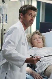 Die Ärzte haben alle Hände voll zu tun, die Schäden der vergangen Nacht zu beseitigen, aber auch Dereks (Patrick Dempsey, l.) Patientin Lydia Ashford (Veronica Cartwright, r.) sollte dringend operiert werden ...