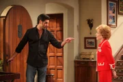 Evelyn Harper (Holland Taylor, r.)