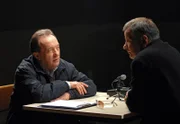 Hauptkommissar Ehrlicher (Peter Sodann, links) verhört den Freund der Toten Rudolf Hahn (Thomas Rudnick, rechts) auf dem Präsidium.