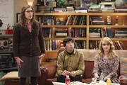Während Amy (Mayim Bialik, l.) versucht, ihren Freund zu besänftigen, müssen Howard (Simon Helberg, M.) und Bernadette (Melissa Rauch, r.) in den sauren Apfel beißen ... Während Amy (Mayim Bialik, l.) versucht, ihren Freund zu besänftigen, müssen Howard (Simon Helberg, M.) und Bernadette (Melissa Rauch, r.) in den sauren Apfel beißen ...