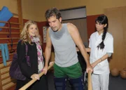Verena (Susan Sideropoulos, l.) freut sich mit Ayla (Sila Sahin) über Leons (Daniel Fehlow) Fortschritte in der Reha.