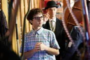 Martin (Connor Catchpole) ist noch etwas unsicher, aber Pan Tau (Matt Edwards) weiß Rat.