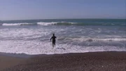Surfer betritt das Meer