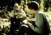 John (Radames Pera, r.) bittet seinen Pflegevater Isaiah Edwards (Victor French, l.), nicht jagen zu müssen.