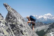 Das Expeditionsteam Neue Wege suchen Folge 5 Naomie Bürki, Mitglied SAC-Expeditionsteam der Frauen, beim Klettern im Unterwallis  Copyright: SRF/Halsundbeinbruch Film
