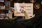 Jan und Henry untersuchen eine warme Mütze.