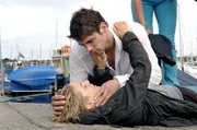Anna (Jeanette Biedermann, l.) kommt in Jonas' (Roy Peter Link, r.) Armen wieder zu sich.